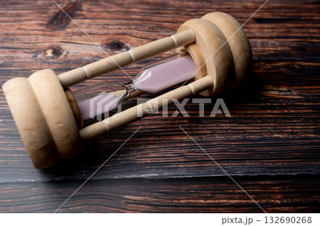 木製砂時計と木目調テーブルのクローズアップ 132690268