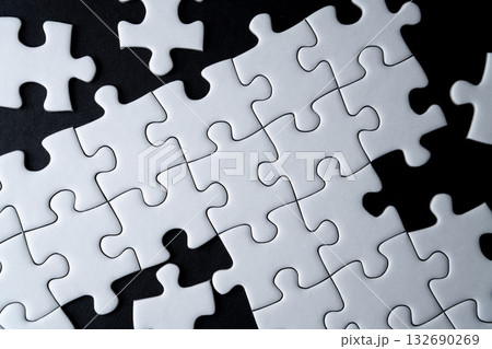 白いジグソーパズルの欠けたピースと黒い背景 白いジグソーパズルの欠けたピースと黒い背景 132690269