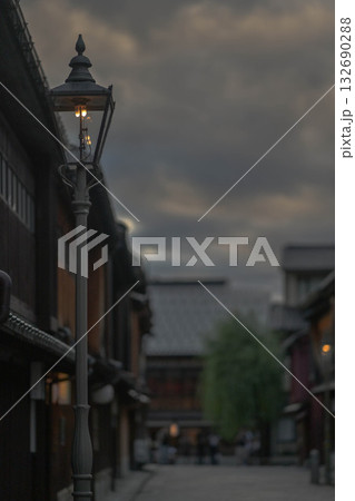 初秋のひがし茶屋街の夕暮れ 132690288