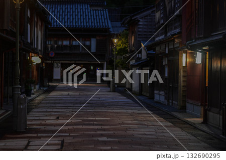 初秋のひがし茶屋街の夕暮れ 132690295