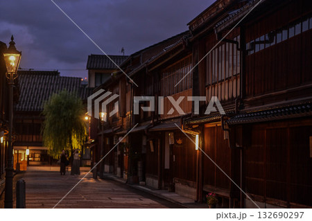 初秋のひがし茶屋街の夕暮れ 132690297