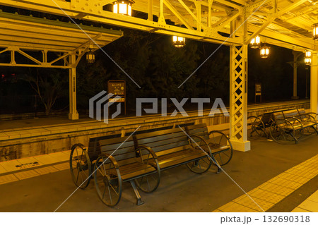 夜の誰もいない駅 132690318