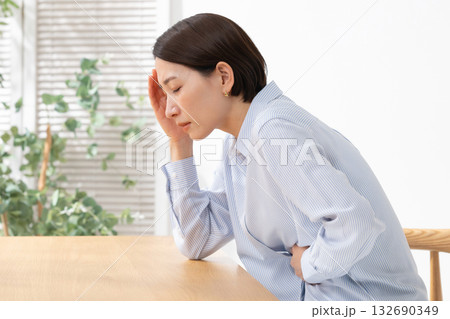 体調が悪いミドル女性 132690349