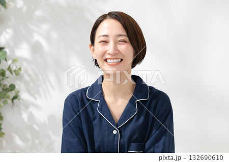 部屋着を着た笑顔の女性 部屋着を着た笑顔の女性 132690610