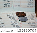 通帳と小銭 132690705