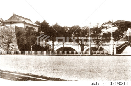 古写真　1918-1923年　東京　皇居外苑の正門石橋 132690813
