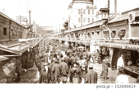 古写真 1918-1923年 東京 浅草の仲見世通り 古写真 1918-1923年 東京 浅草の仲見世通り 132690814
