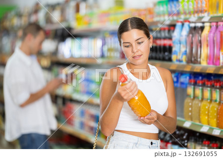 Young woman choosing soda in store 132691055