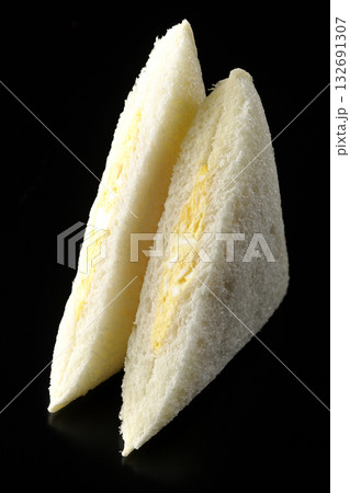 タマゴサンドを黒背景で撮影 132691307