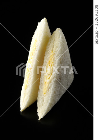 タマゴサンドを黒背景で撮影 132691308