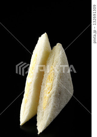 タマゴサンドを黒背景で撮影 132691309