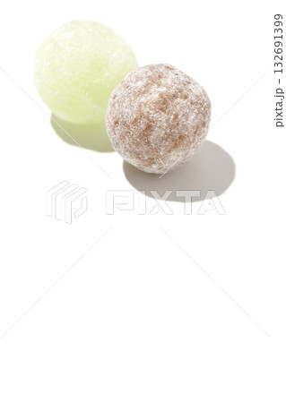 コーラとメロン味の飴玉を白背景で撮影 132691399