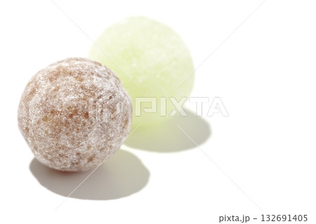 コーラとメロン味の飴玉を白背景で撮影 132691405
