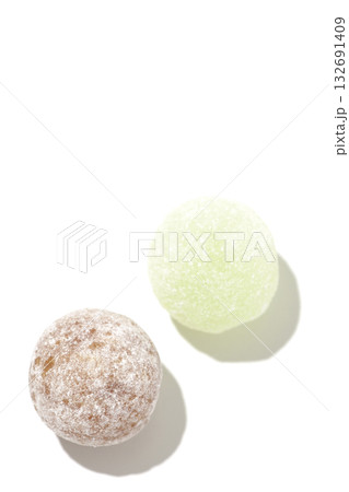 コーラとメロン味の飴玉を白背景で撮影 コーラとメロン味の飴玉を白背景で撮影 132691409