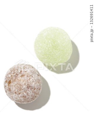 コーラとメロン味の飴玉を白背景で撮影 132691411