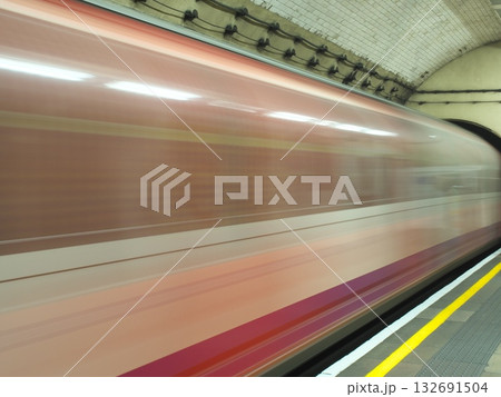 ロンドン地下鉄駅を発車する列車 132691504