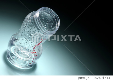 熱で曲がった計量カップ 132691643