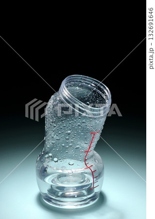 熱で曲がった計量カップ 熱で曲がった計量カップ 132691646