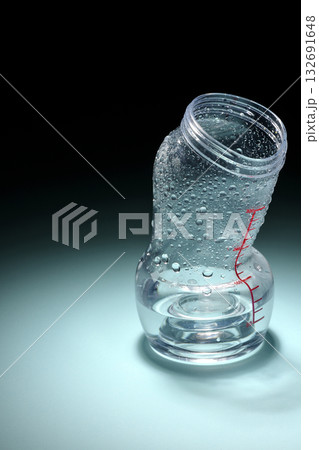 熱で曲がった計量カップ 熱で曲がった計量カップ 132691648