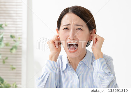 耳をおさえる女性 耳をおさえる女性 132691810