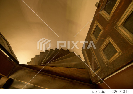 旧開智学校校舎内部　二階から見る廻り階段　長野県 132691812