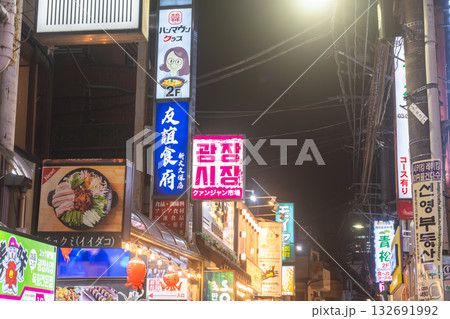 《東京都》新大久保コリアンタウンのストリート 《東京都》新大久保コリアンタウンのストリート 132691992