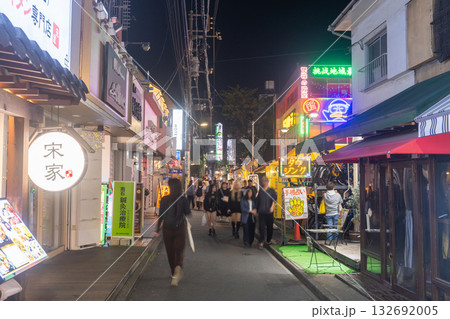 《東京都》新大久保コリアンタウンのストリート 《東京都》新大久保コリアンタウンのストリート 132692005
