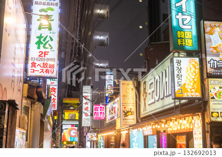 《東京都》新大久保コリアンタウンのストリート 《東京都》新大久保コリアンタウンのストリート 132692013