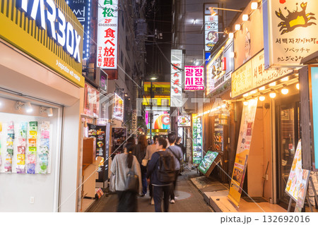 《東京都》新大久保コリアンタウンのストリート 《東京都》新大久保コリアンタウンのストリート 132692016