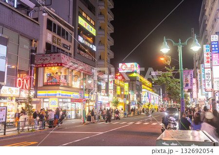 《東京都》新大久保コリアンタウンのストリート 《東京都》新大久保コリアンタウンのストリート 132692054