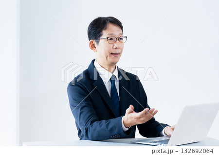 説明するビジネスマン 132692064