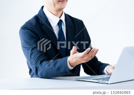 説明するビジネスマン 132692065