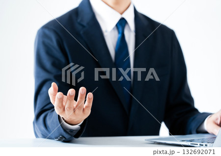 説明するビジネスマン 132692071