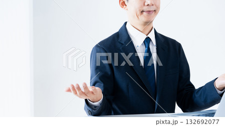 説明するビジネスマン 説明するビジネスマン 132692077