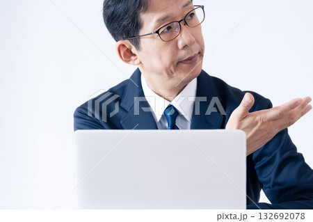 説明するビジネスマン 説明するビジネスマン 132692078