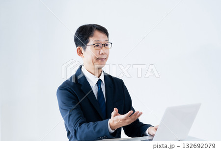 説明するビジネスマン 説明するビジネスマン 132692079