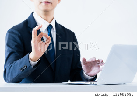 説明するビジネスマン 132692086