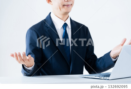 説明するビジネスマン 説明するビジネスマン 132692095