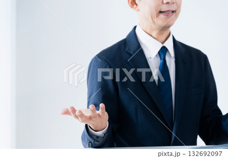 説明するビジネスマン 説明するビジネスマン 132692097