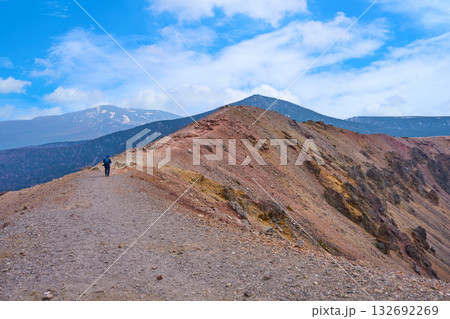 春の福島県福島市の吾妻小富士山頂の東側稜線からの南側の眺望(高山,箕輪山など) 132692269