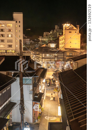 草津温泉　展望デッキから見る旅館街 132692519