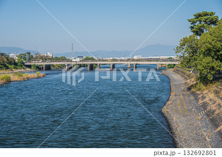 宇治川風景　宇治橋（日本三古橋）　京都府宇治市 132692801