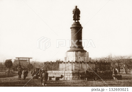 古写真　1914-1918年　東京　靖国神社前の大村像 132693021