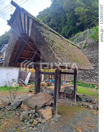 藁葺き屋根の歴史的な門 132693107