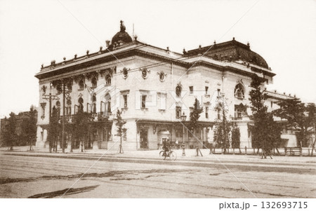 古写真　1914-1918年　東京　丸の内　日比谷通りの帝国劇場 132693715