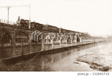 古写真　1914-1918年　東京　銀座の外濠川と内山下町橋（現在のコリドー街） 132693719