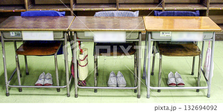教室の机 教室の机 132694092