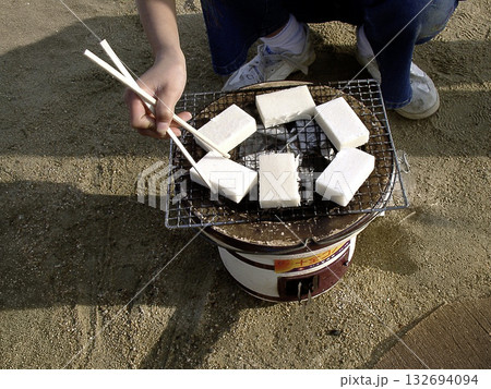 七輪で餅を焼く 132694094