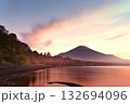 紅葉の山中湖と富士山 紅葉の山中湖と富士山 132694096