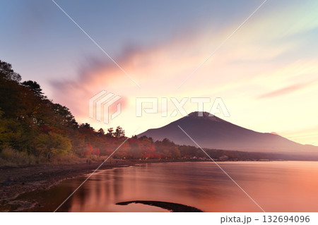 紅葉の山中湖と富士山 紅葉の山中湖と富士山 132694096